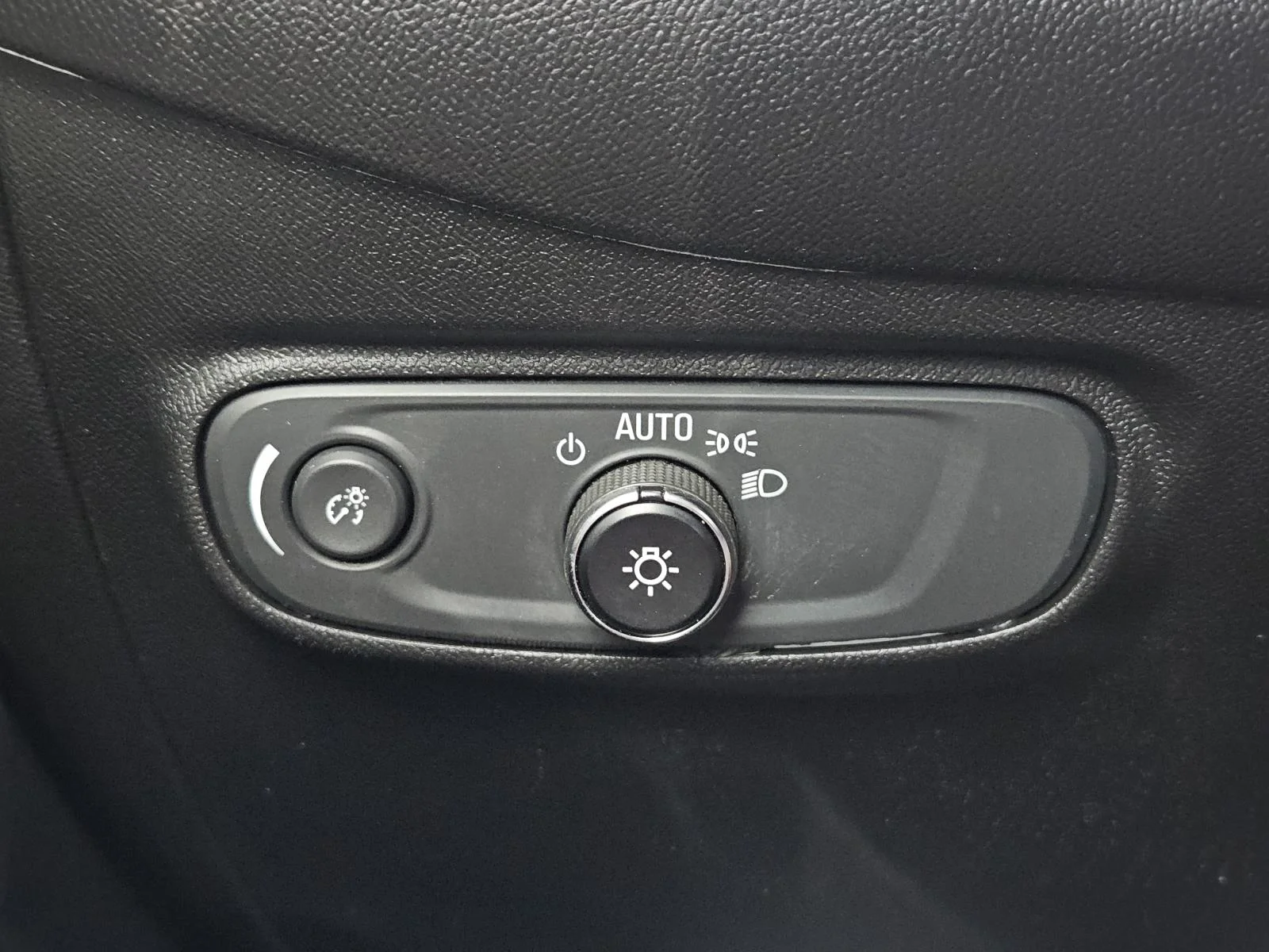 2020 Chevrolet Equinox LS - Photo 18
