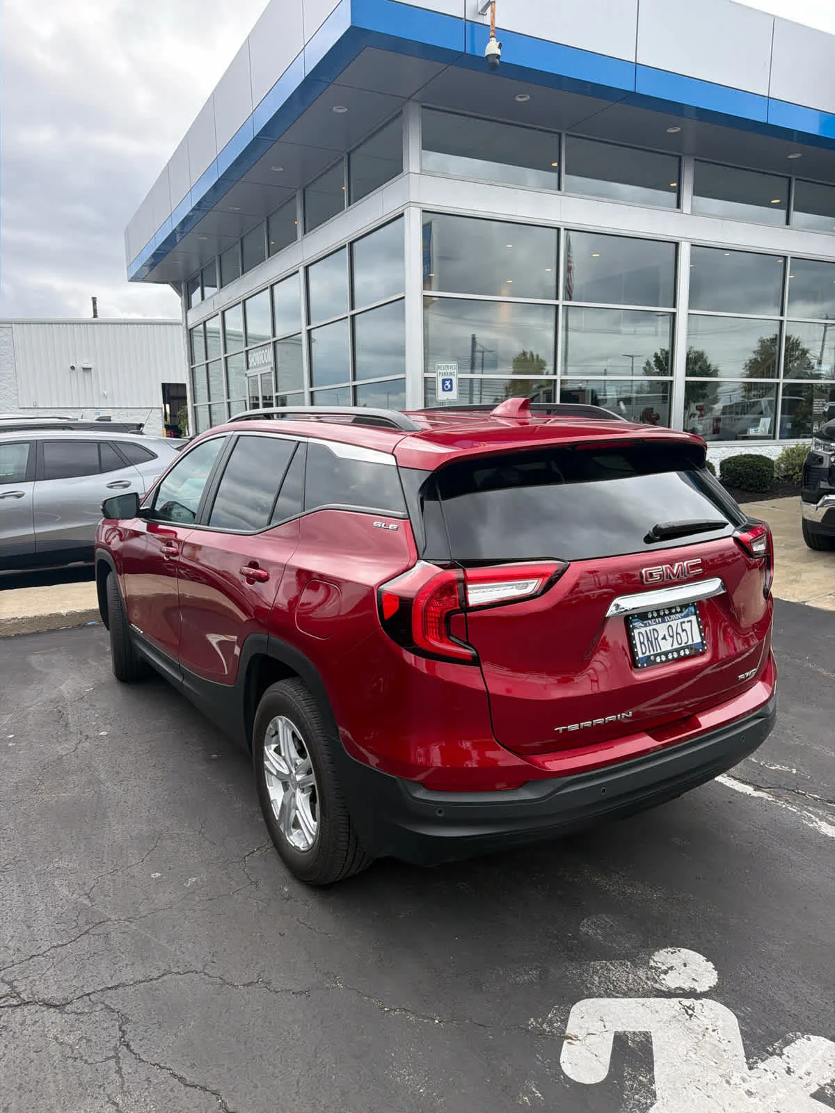 Used 2024 Volcanic Red Tintcoat GMC SLE image 4