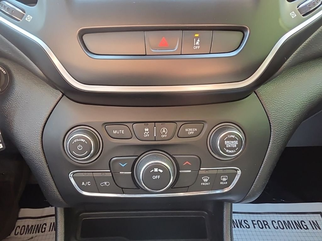 Used 2021 Green Jeep Latitude image 23