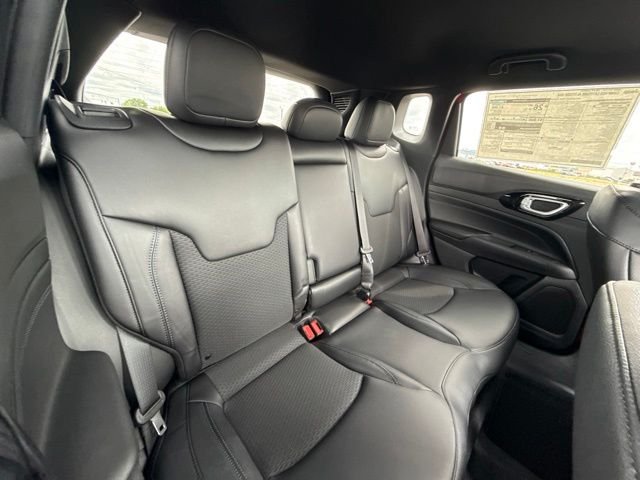 New 2026 Red Hot Pearlcoat Jeep Latitude image 32
