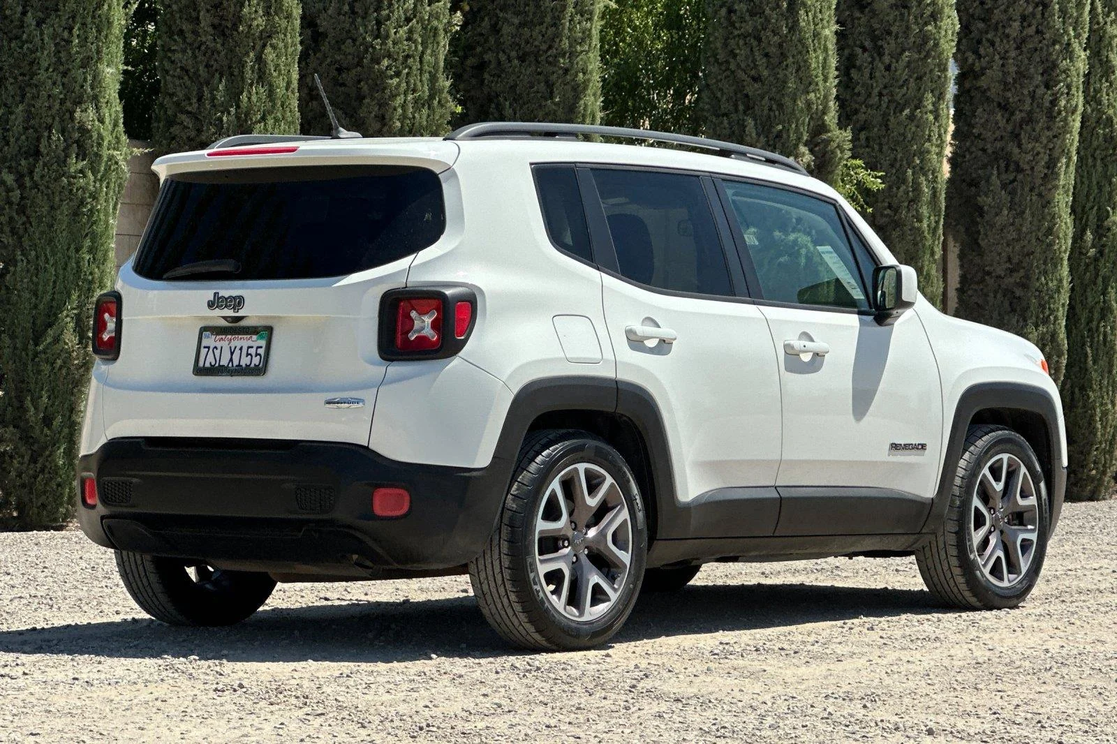 Used 2016 Alpine White Jeep Latitude image 4