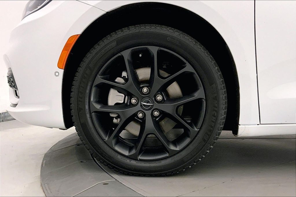 Used 2024 Bright White Clearcoat Chrysler Limited image 8