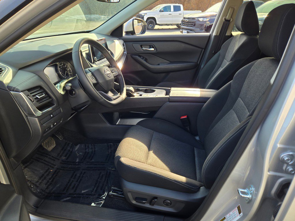 2025 Nissan Rogue SV - Photo 21