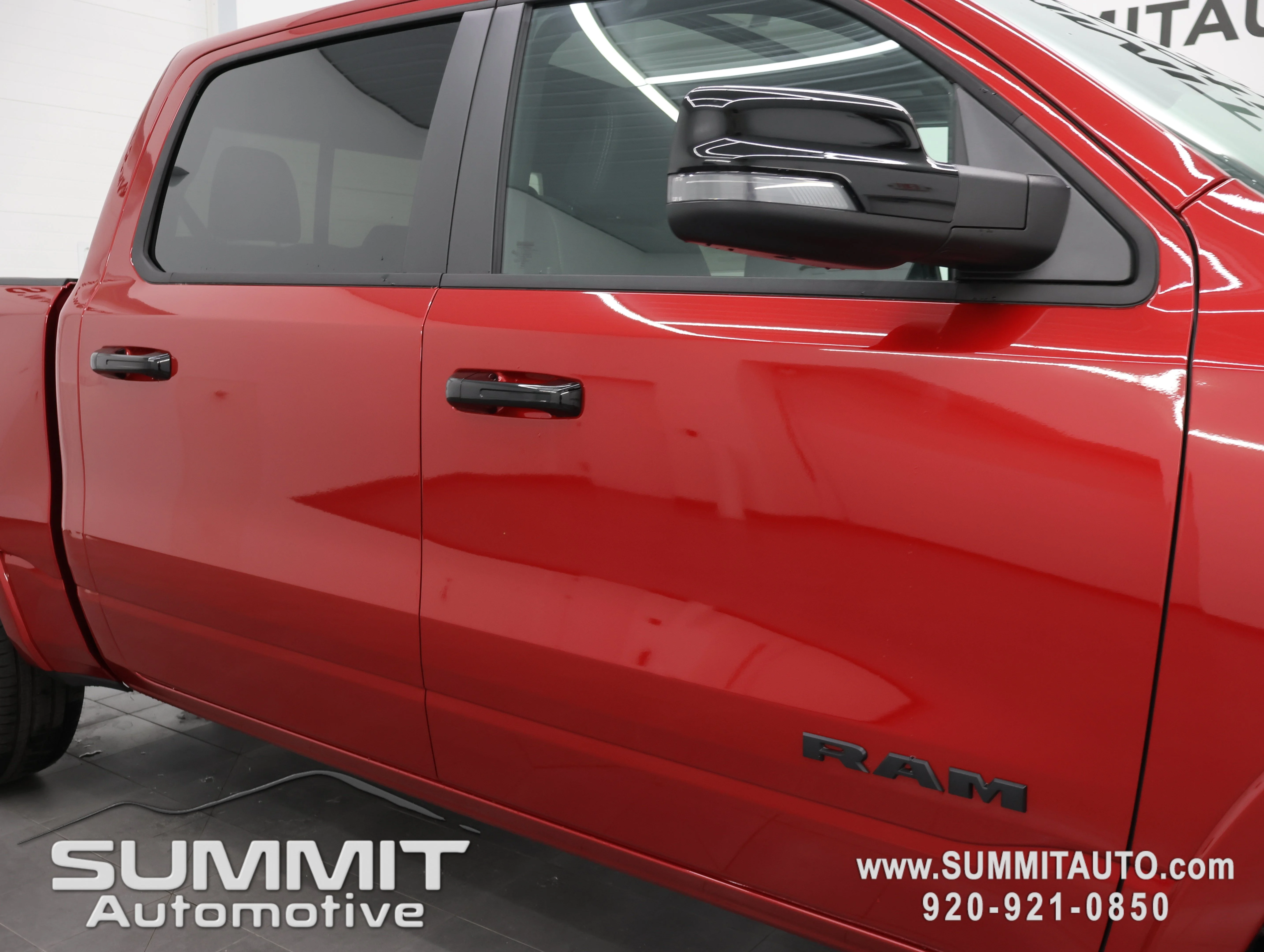New 2026 Molten Red Pearl-Coat Exterior Paint RAM Big Horn/Lone Star image 25