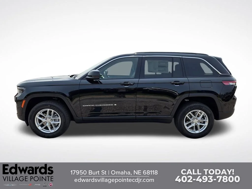 New 2026 Diamond Black Crystal Pearl-Coat Exterior Paint Jeep Laredo X image 6