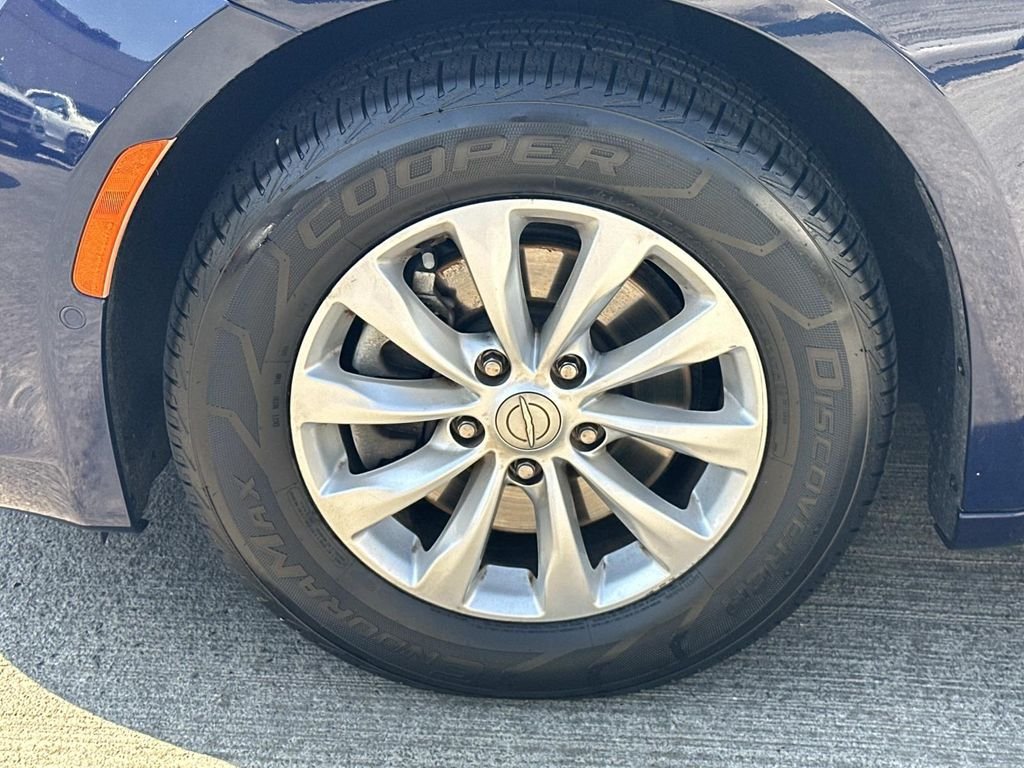 Used 2019 Blue Pearl Chrysler Touring L image 9