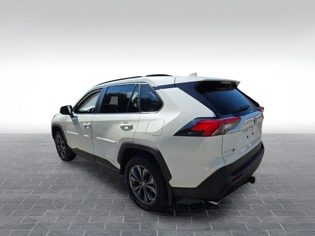 Used 2022 White Toyota XLE Premium image 5