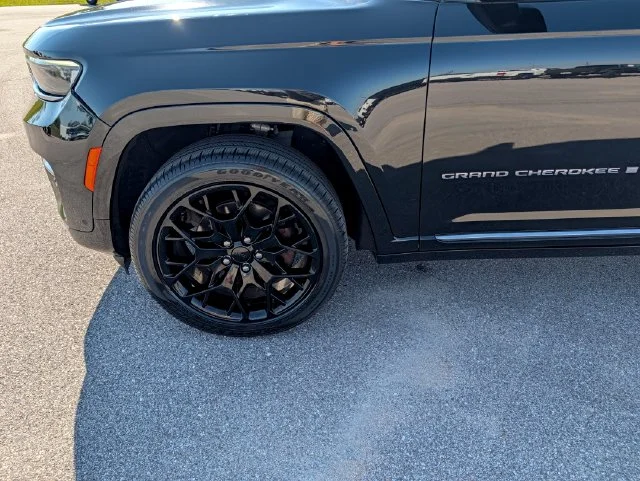 Used 2022 Black Jeep Summit Reserve image 26