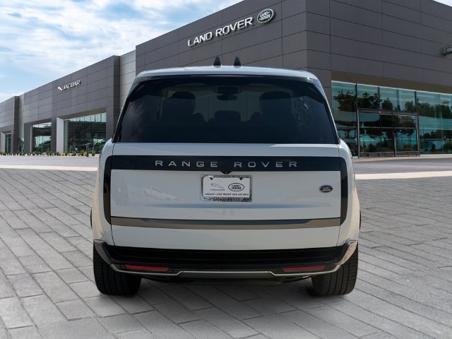 Used 2023 White Land Rover SE image 4