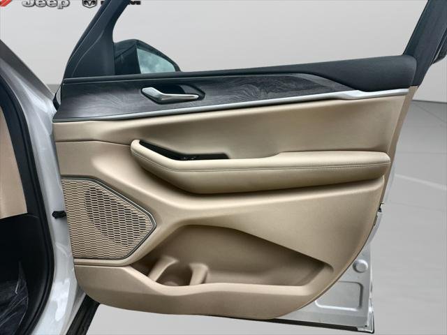 New 2026 Bright White Clear-Coat Exterior Paint Jeep Limited image 24