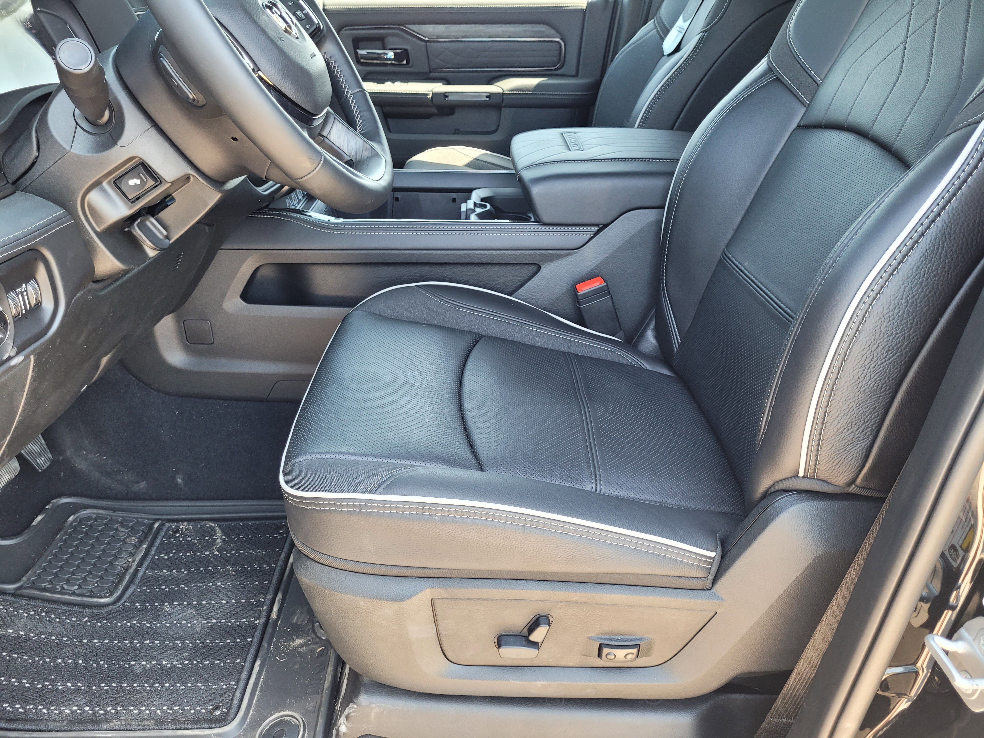 2025 RAM 3500 Limited - Photo 8