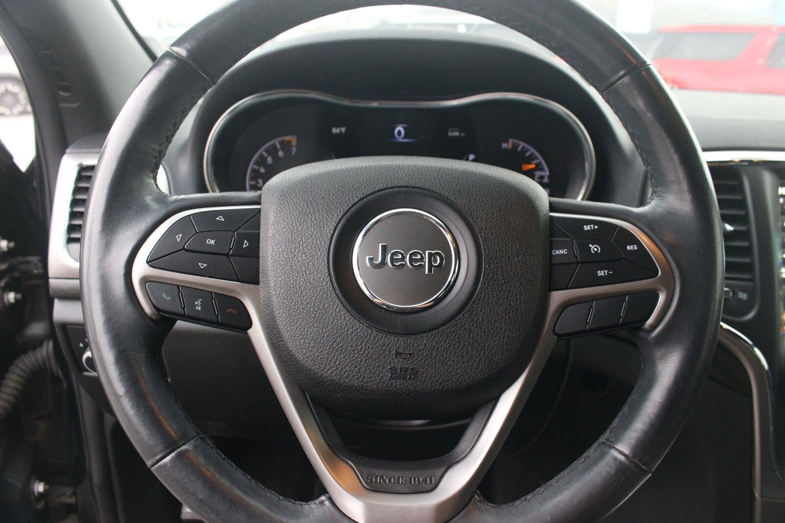 Used 2018  Jeep Laredo E image 16