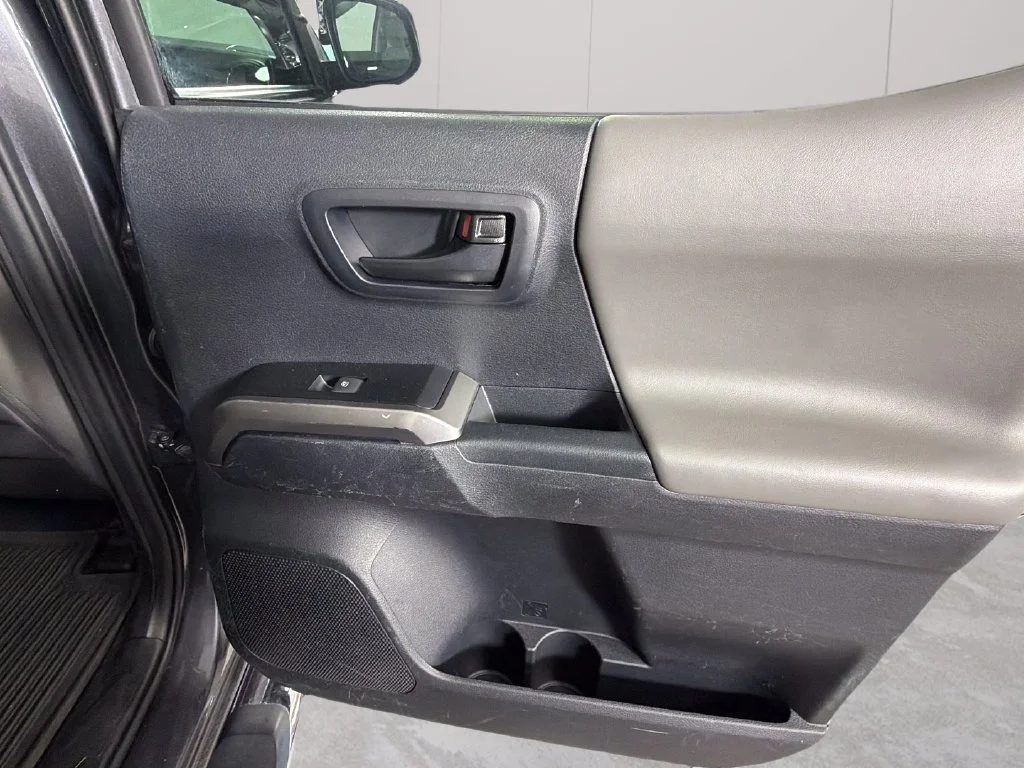 Used 2021  Toyota SR5 image 32