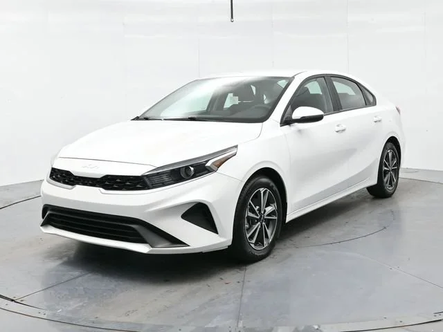 Used 2022 Snow White Pearl Kia LXS image 3