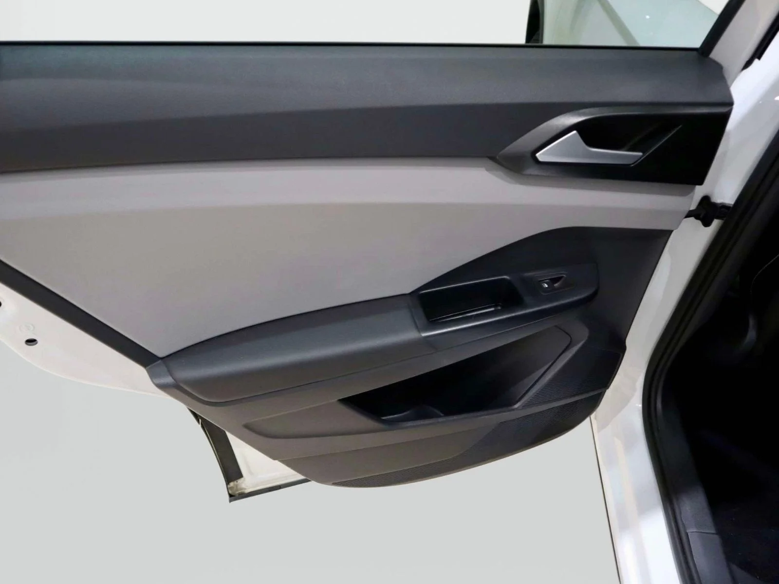 Used 2022 Pure White Volkswagen SE image 19