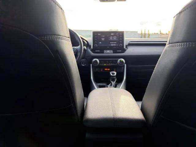 Used 2019 Gray Toyota XLE Premium image 16