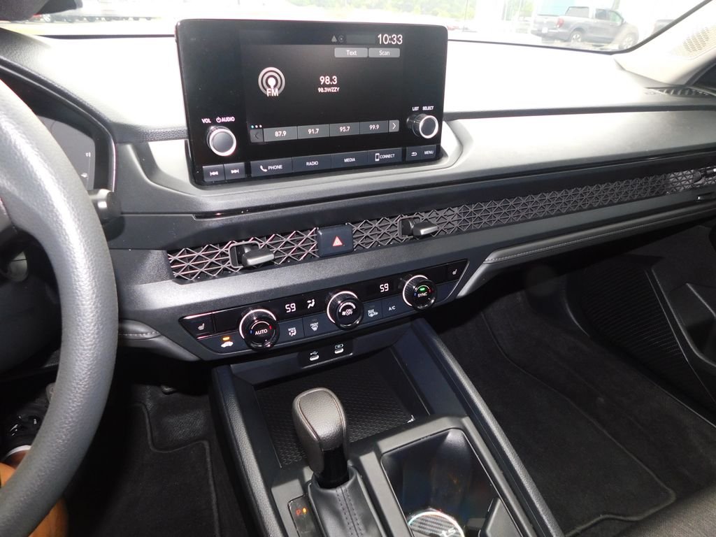 Used 2025 White Honda SE image 31