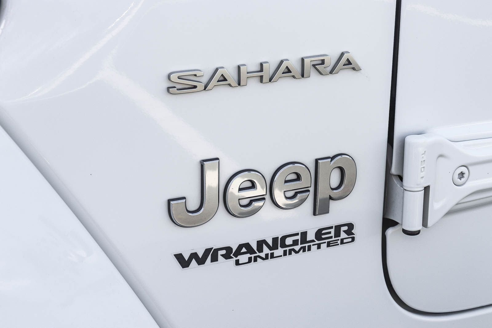 Used 2018 Bright White Clearcoat Jeep Unlimited Sahara image 13