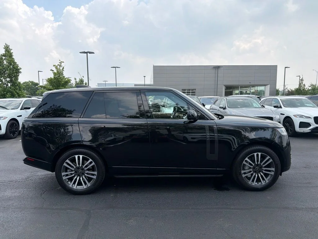 Used 2023  Land Rover SE image 6