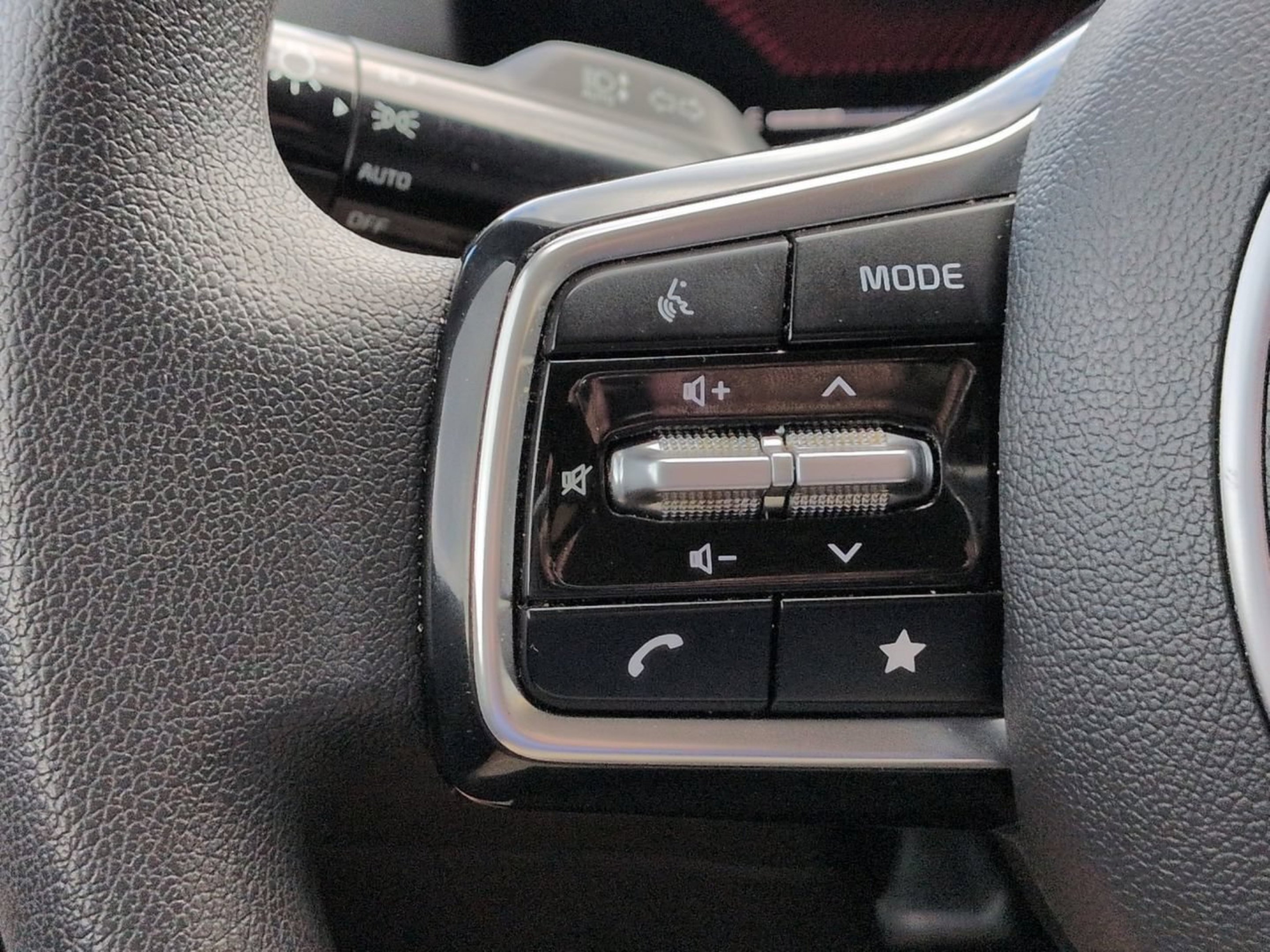 Used 2024 Glacial White Pearl Kia LX image 21