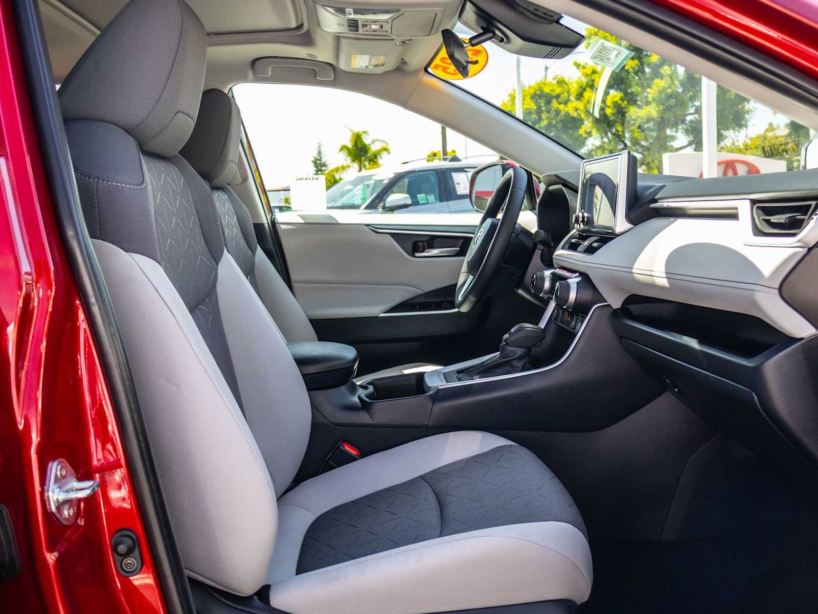 2025 Toyota RAV4 XLE - Photo 19