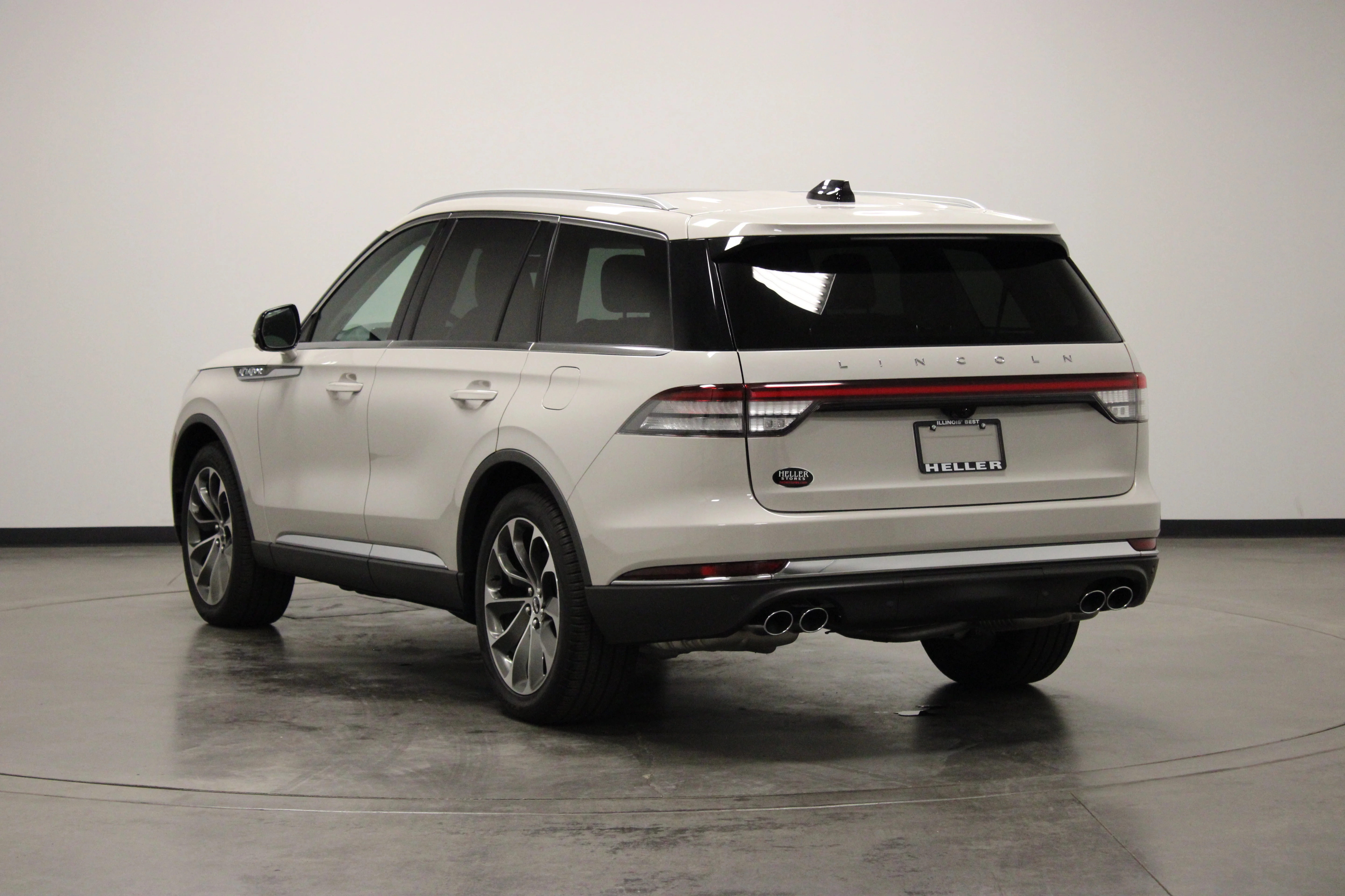 Used 2025 Ceramic Pearl Metallic Tri-Coat Lincoln Reserve image 6