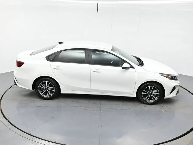 Used 2022 Snow White Pearl Kia LXS image 35