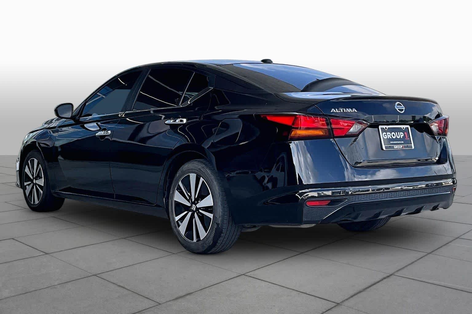 Used 2021 Super Black Nissan 2.5 SV image 12
