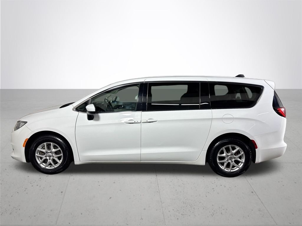 Used 2022 Bright White Clearcoat Chrysler LX image 9