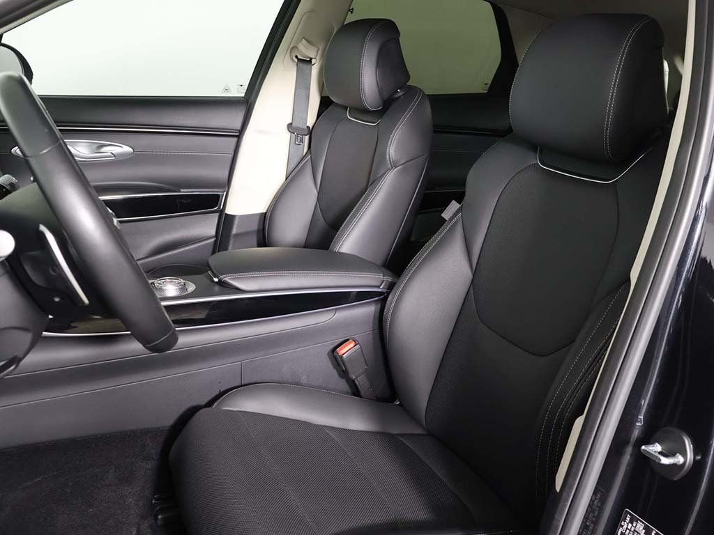 Used 2025 Black Genesis 2.5T image 27
