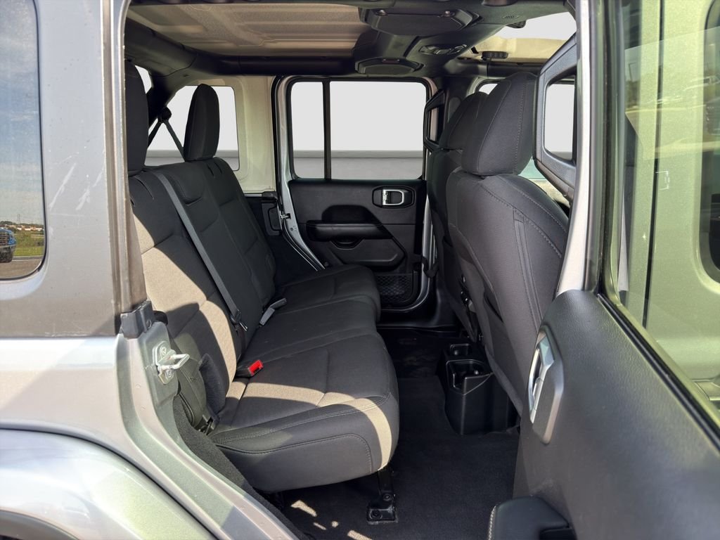 Used 2020 Silver Jeep Unlimited Sahara image 19