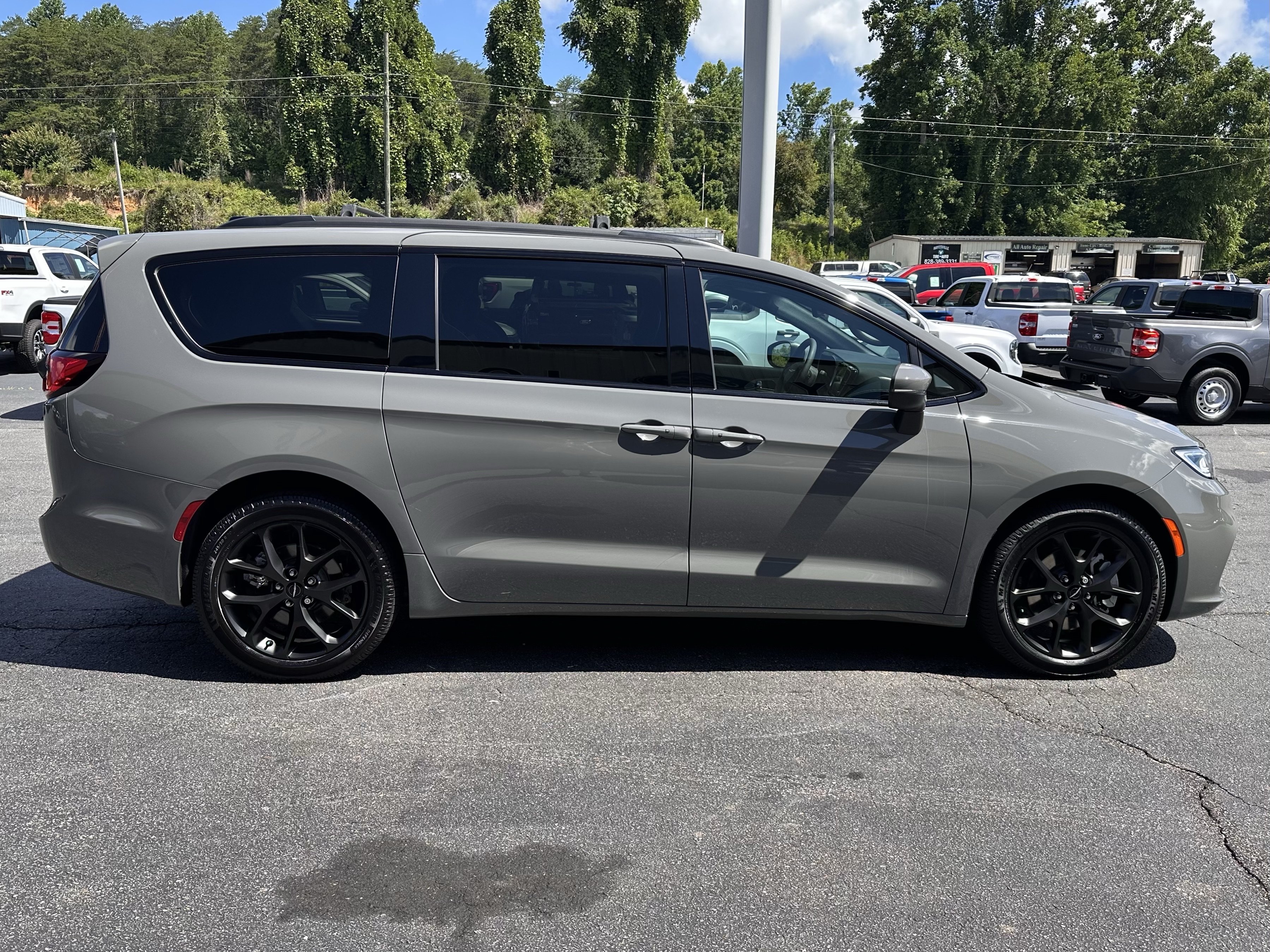 Certified Used 2023 Ceramic Gray Clearcoat Chrysler Touring L image 6