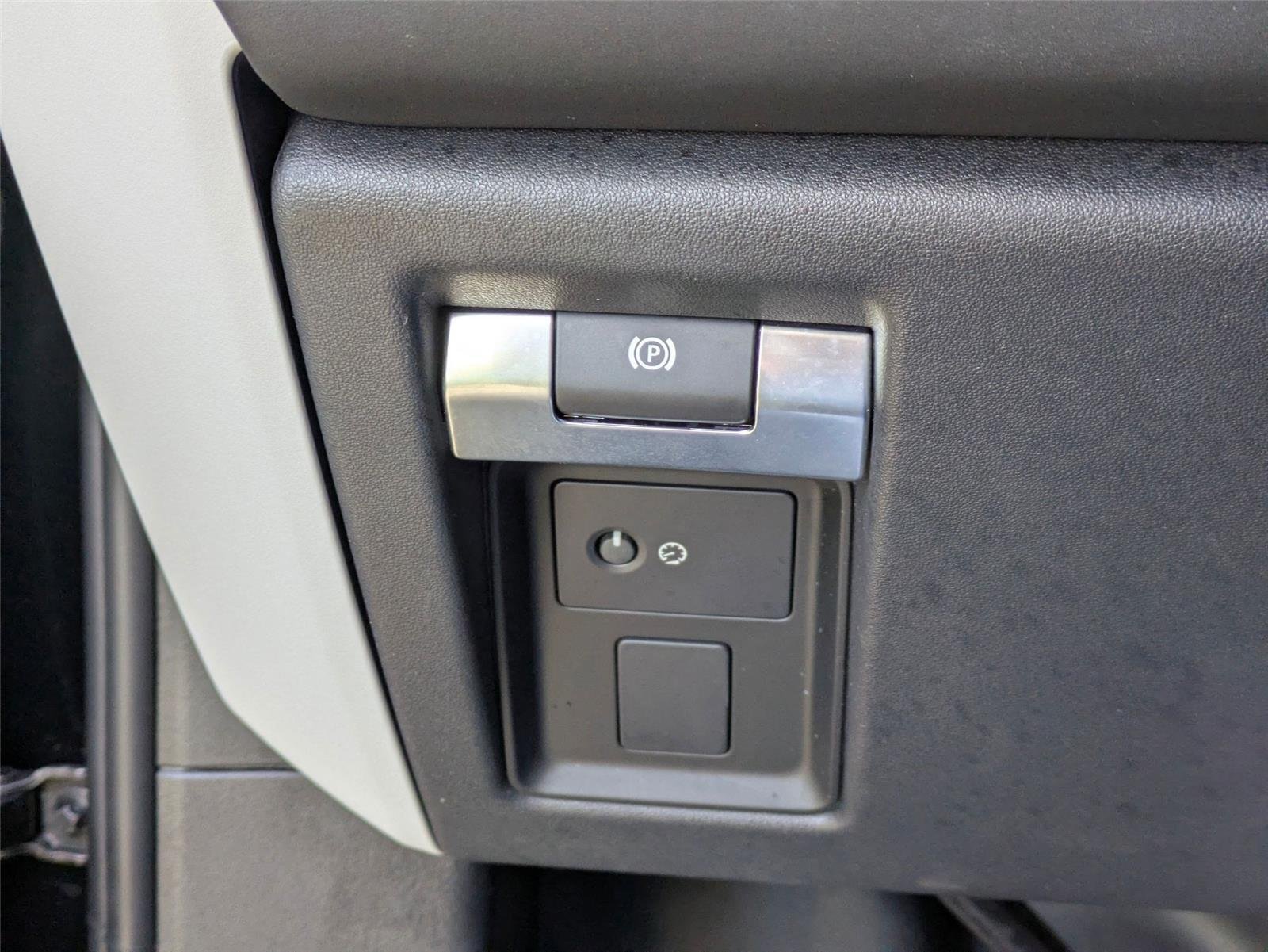 Used 2025 Santorini Black Metallic Land Rover S image 16