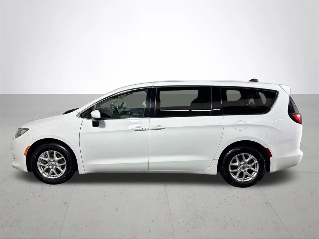 Used 2022 White Chrysler LX image 9