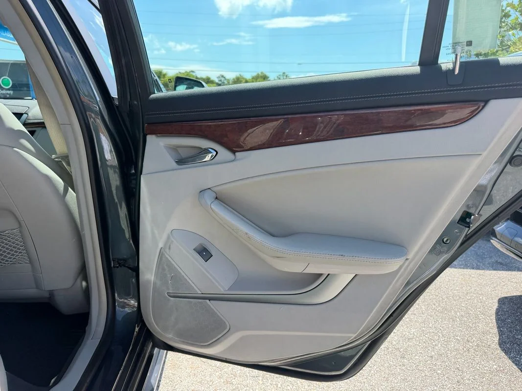 Used 2010  Cadillac Luxury image 14