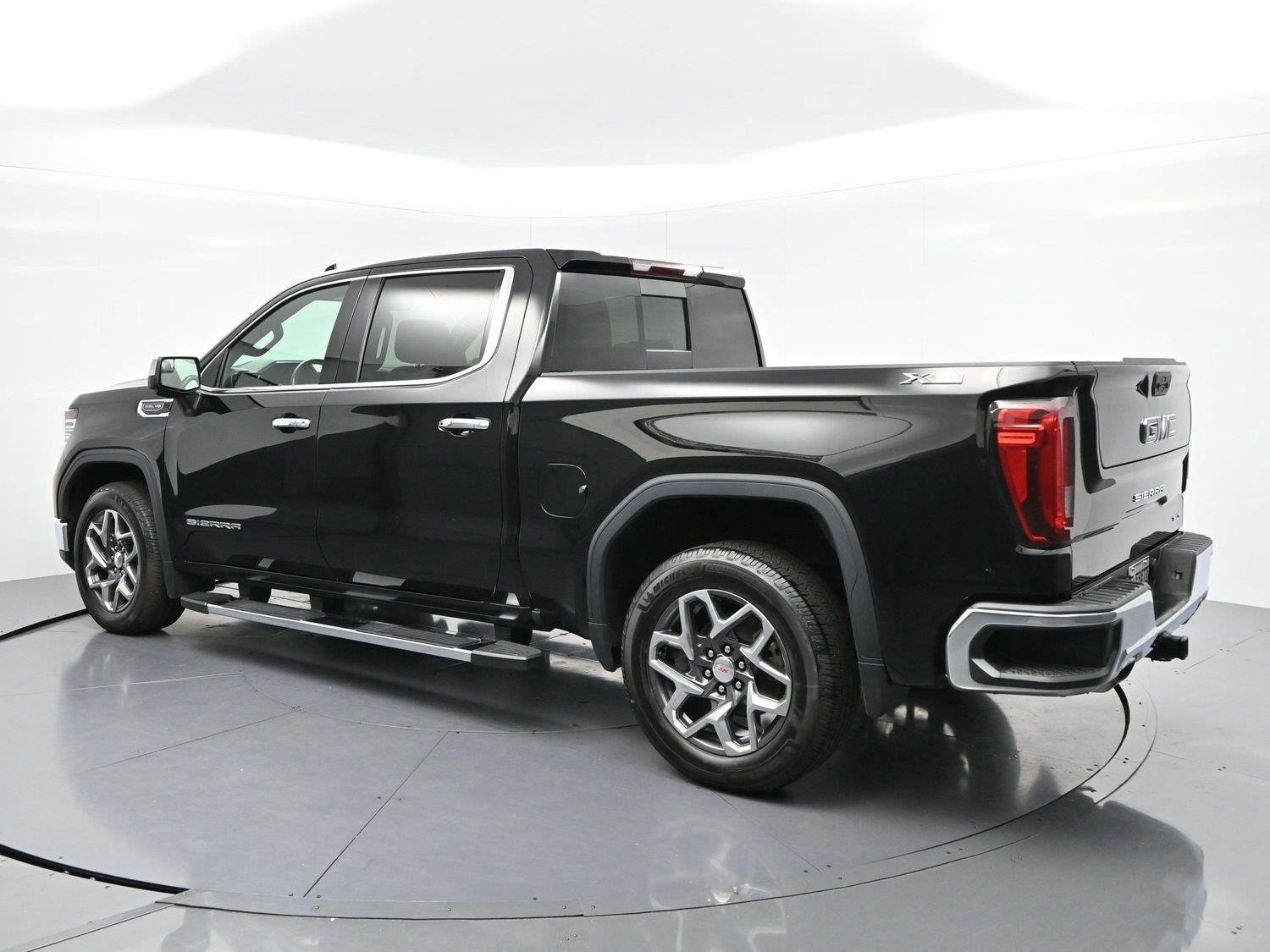 Used 2023 ONYX BLACK GMC SLT image 5