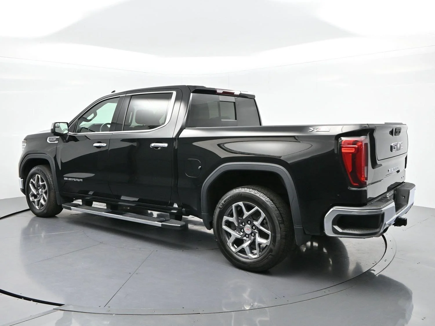 Used 2023 ONYX BLACK GMC SLT image 5