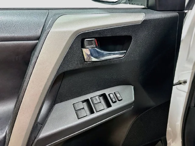 Used 2017 White Toyota XLE image 17