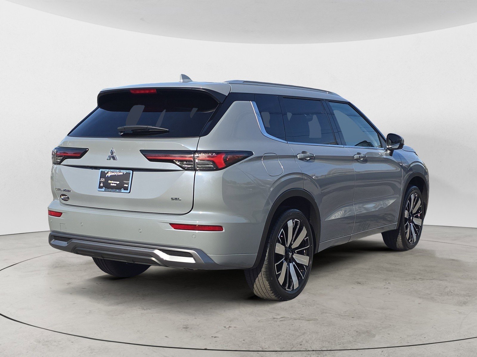 New 2026 Moonstone Gray Metallic Mitsubishi SEL image 3