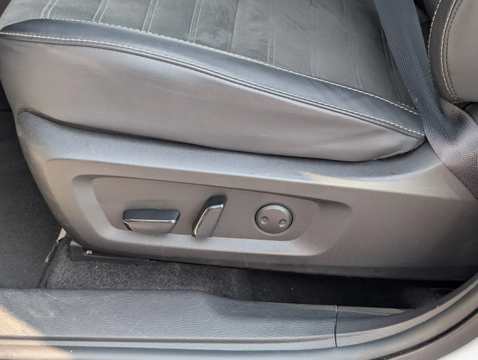 Used 2025 White Diamond Mitsubishi SE image 18