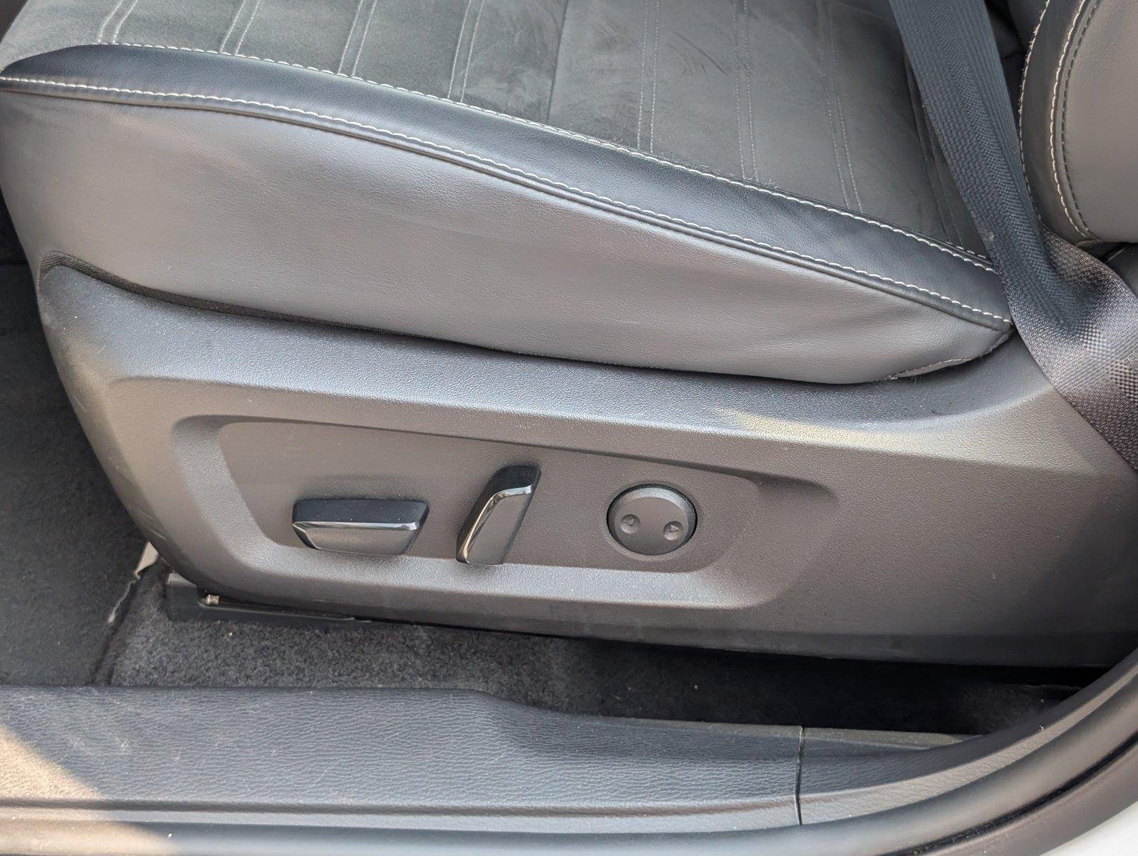 Used 2025 White Diamond Mitsubishi SE image 18