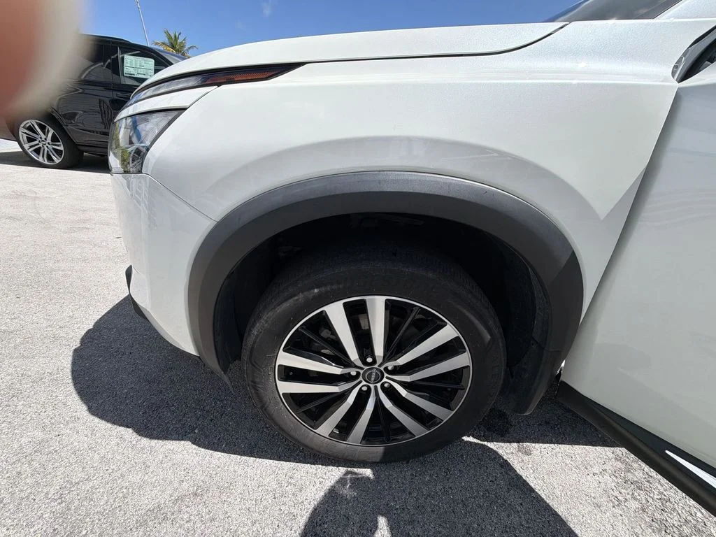 Used 2024 White Nissan Platinum image 40