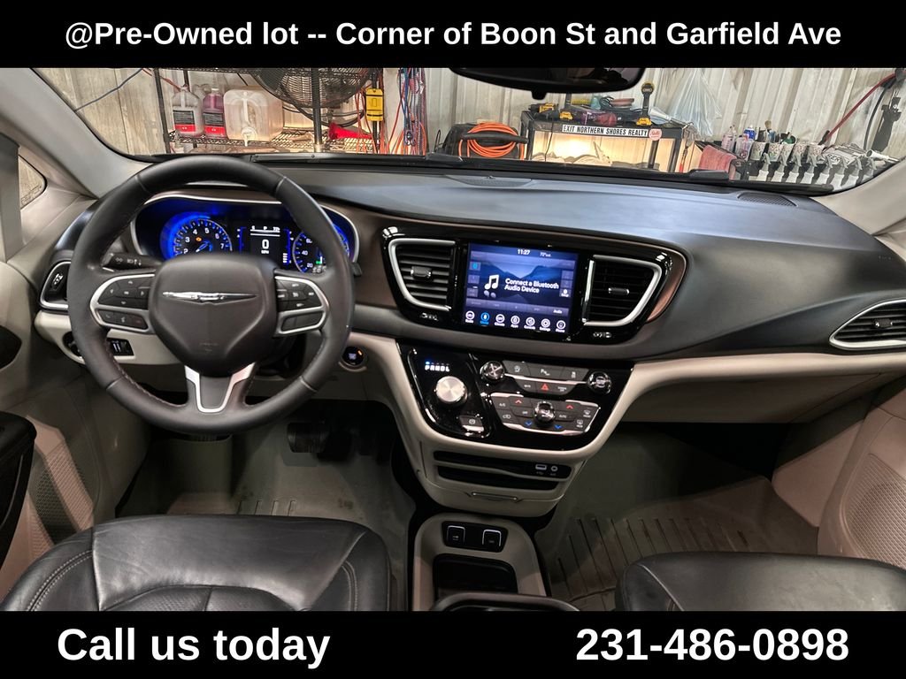 Used 2018 Gray Chrysler Touring L image 18