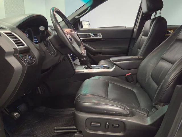 Used 2015  Ford Limited image 10