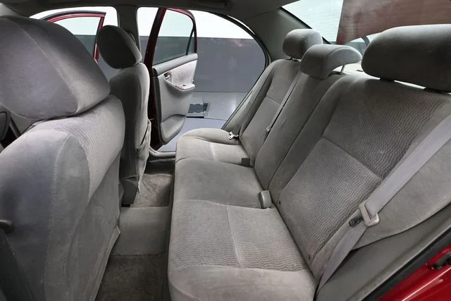 Used 2005 Red Toyota LE image 32