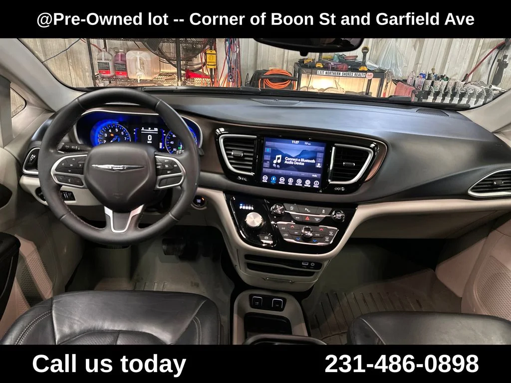 Used 2018 Gray Chrysler Touring L image 18