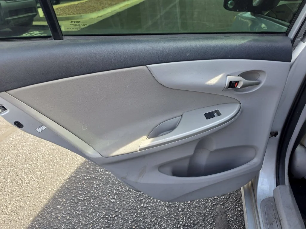 Used 2011 Silver Toyota LE image 9