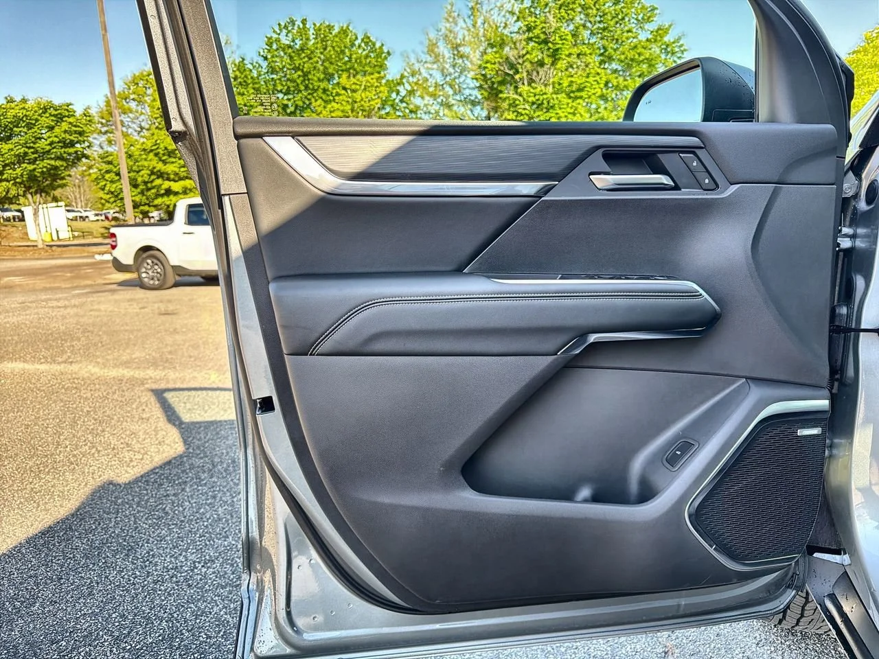 New 2026 Sterling Metallic GMC Elevation image 18