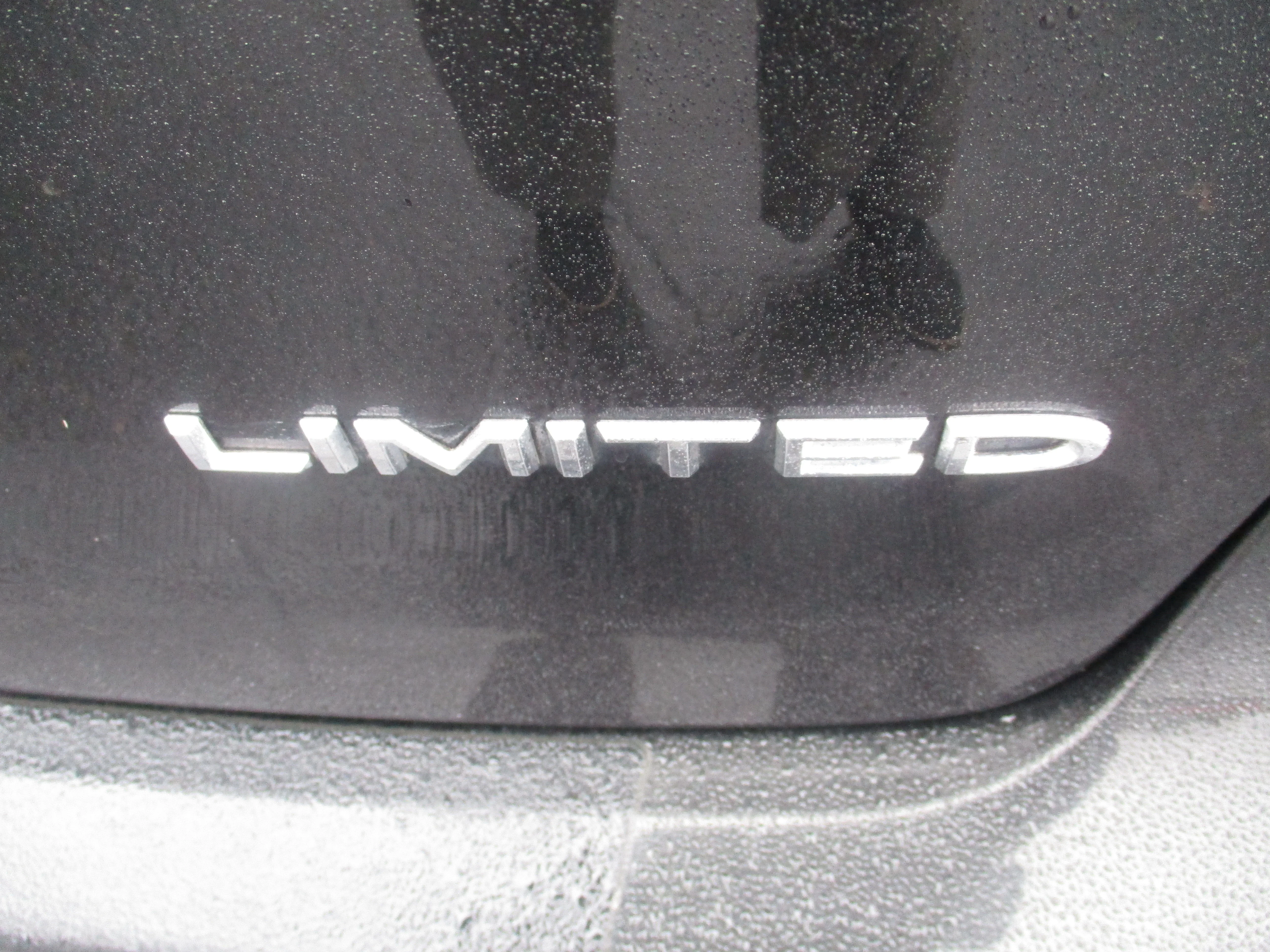 Used 2022 Brilliant Black Crystal Pearlcoat Chrysler Limited image 11