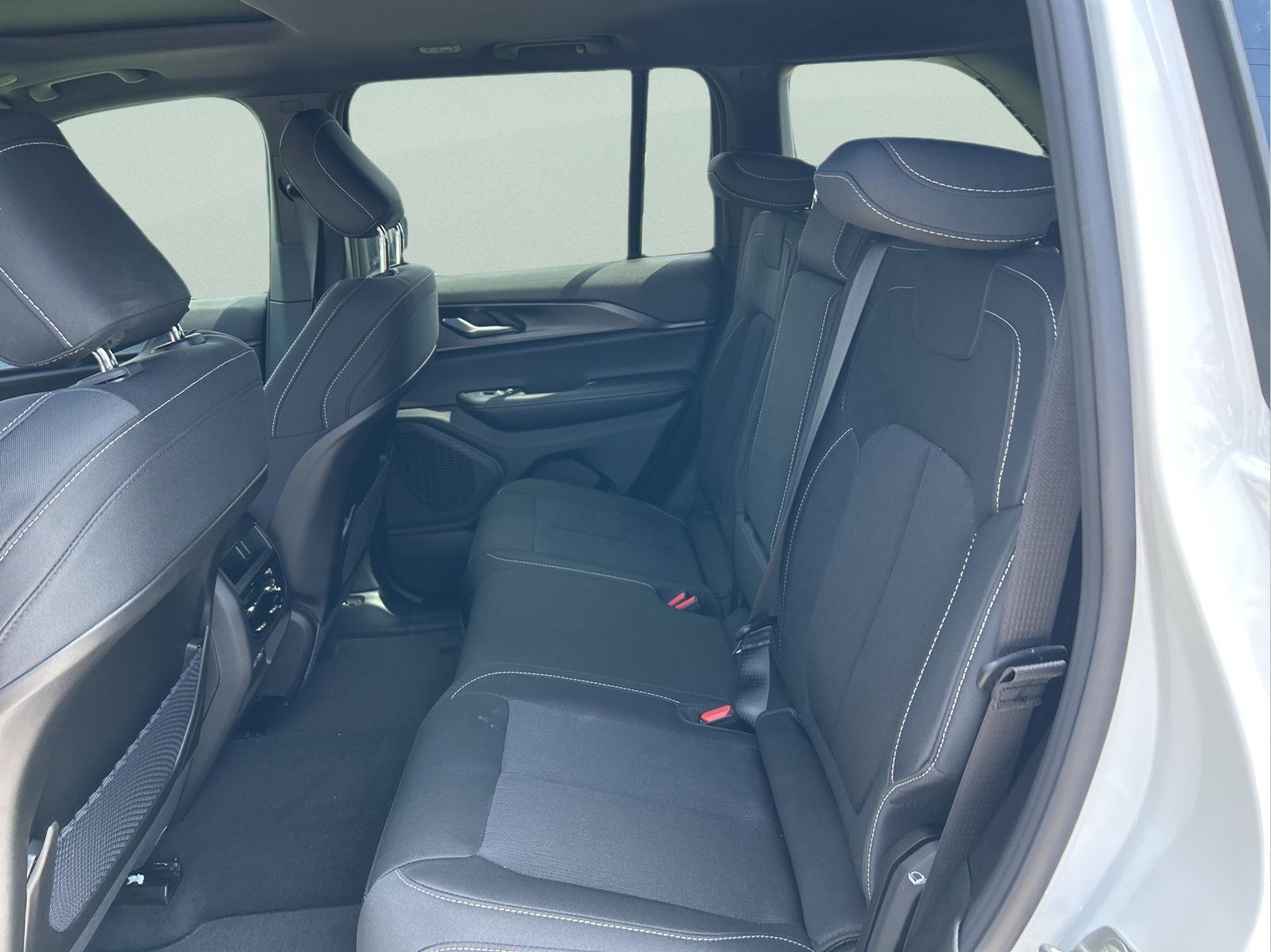 New 2026 Bright White Clear-Coat Exterior Paint Jeep Laredo X image 10